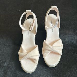 Tom’s 8.5 wedge woven sandals light pink color